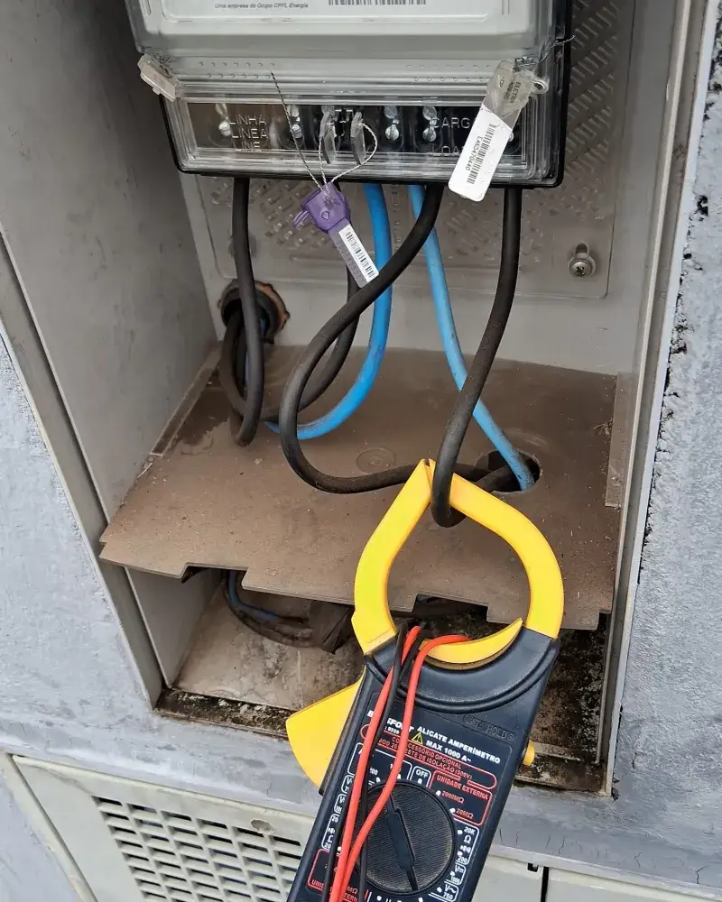 Avaliação técnica com alicate amperímetro no padrão de entrada em Hortolândia