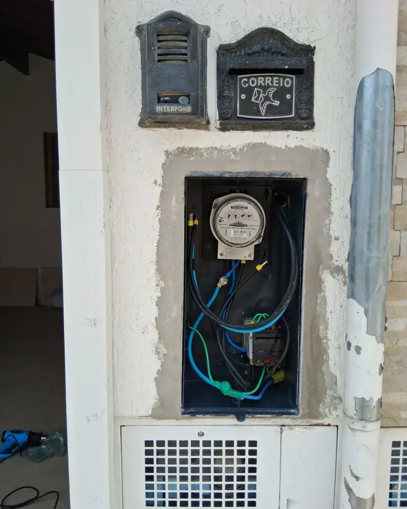 Padrão de entrada com medidor de energia instalado em residência de Hortolândia