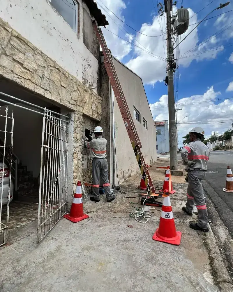 Equipe da AE Eletricista instalando padrão de entrada CPFL em Hortolândia