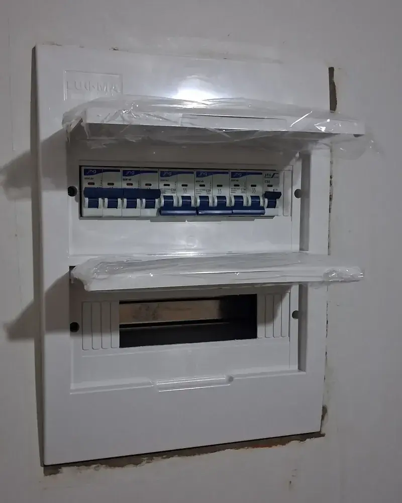 Quadro de distribuição novo instalado em residência de Hortolândia